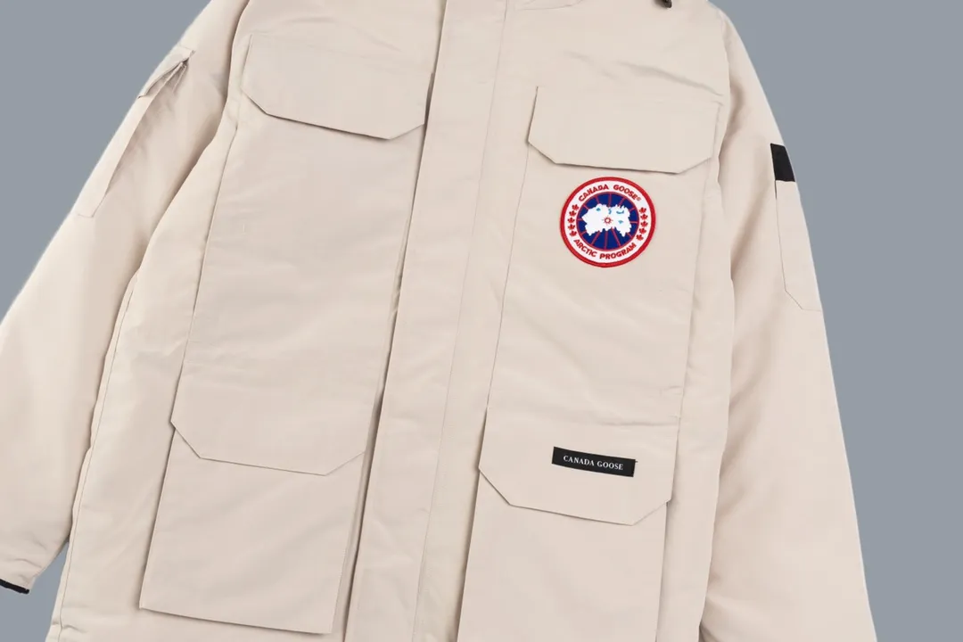 P820 (Top wolf fur version delivery handbag) Canada Goose Canada Goose #Expedition expedition parka classic down jacket ➖ Imported 21-count polyester-cotton blended original fabric [last year’s 16-count/18-count hard fabrics have been completely eliminated, this year all use 21-count genuine synchronous fabrics, the soft mid-band feels delicate and textured], genuine synchronous Feather-Light 10D waterproof coated fabric, made of 84.5% polyester fiber and 15.5% cotton, 100% the best feel in the entire network! ➖ The genuine official website uses the national standard 80 white duck down, and will never be misled by false claims such as 90 down or goose down! ➖ Using the best nylon lining with double double-layer sealing design, velvet-proof No. 7 needle + grid-filled down ready-made garments, there is 100% no so-called velvet running! ➖ The cuffs are designed with thickened seamless threads, and the collar and pockets are lined with top-quality polar fleece to keep you warm and comfortable! ➖ Yoshida YKK provides original custom-made electroplated sliders. YKK two-way lockable zippers are tight and smooth and will not peel off paint! ➖ 3M composite guarantees that the Velcro is the same as the original, durable, and all accessories and hardware are custom-made! ➖ The imported Behringer embroidery machine customizes the 10,000-needle embroidery logo, and 98% of the replicas restore the original logo. ➖ ​​The fur collars are all made of large pieces of Western Canadian blue wolf leather, ensuring that each fur collar is 13-15cm wide!